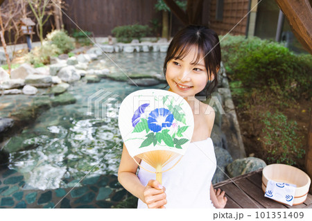 のんびり露天風呂に入る若い女性 のんびり露天風呂に入る若い女性 101351409