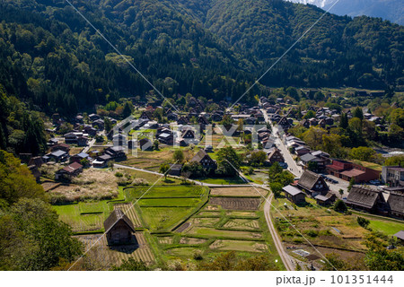 【世界遺産白川郷】城山天守閣展望台 から見た合掌造り集落 101351444