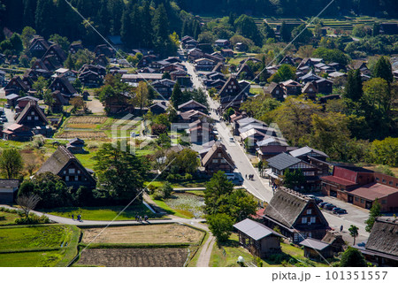 【世界遺産白川郷】城山天守閣展望台 から見た合掌造り集落 101351557