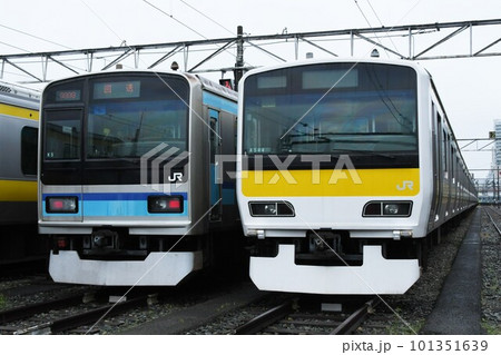 車両基地で並ぶE231系800番台とE231系500番台 101351639