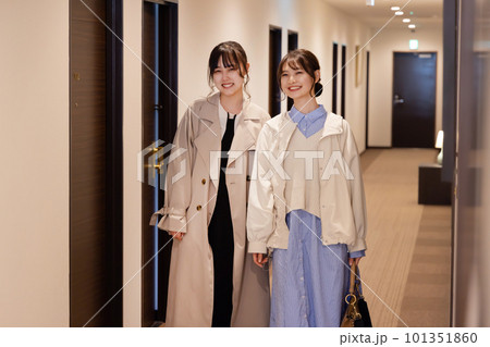 ホテルにチェックイン後、部屋に移動する若い女性 101351860