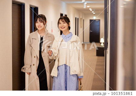 ホテルにチェックイン後、部屋に移動する若い女性 101351861