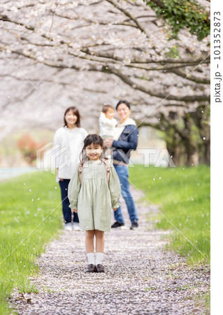 桜の咲く公園を歩く家族 桜の咲く公園を歩く家族 101352873