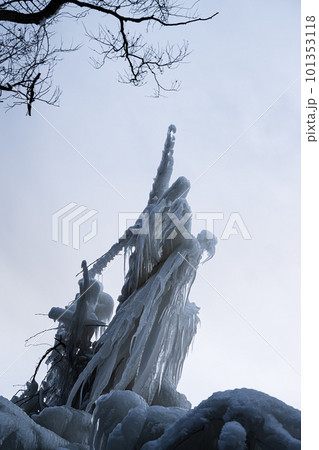 巨大なしぶき氷 101353118