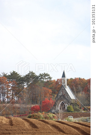 紅葉の中に建つ教会 紅葉の中に建つ教会 101353131