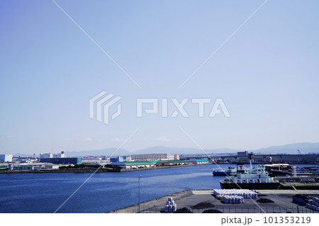 大阪 泉大津 泉大津大橋から望む倉庫群と船(小松埠頭)(春) 大阪 泉大津 泉大津大橋から望む倉庫群と船(小松埠頭)(春) 101353219