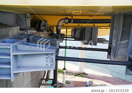 大阪　泉大津　泉大津大橋の橋桁（落橋防止構造）（春） 101353220