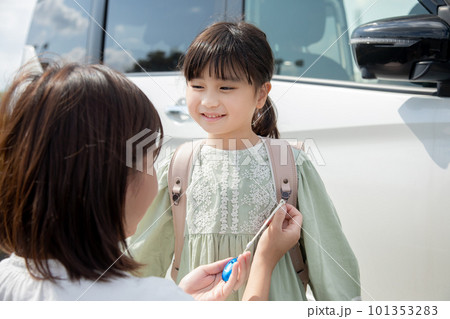 防犯ブザーを付ける母親 101353283