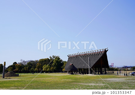 大阪　和泉　泉大津　池上・曽根遺跡公園　大型掘立柱建物と井戸（春） 101353347