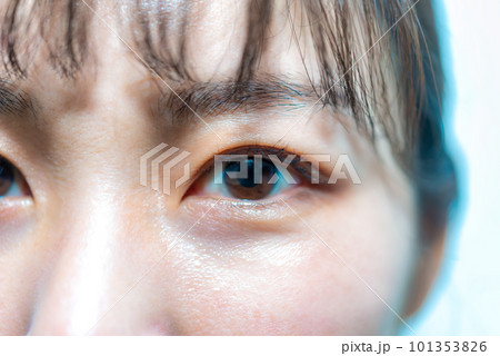 働くビジネスウーマンの瞳のアップ 働くビジネスウーマンの瞳のアップ 101353826