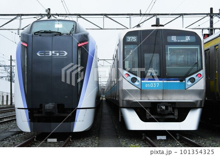 車両基地で並ぶE353系と東京メトロ05系 101354325