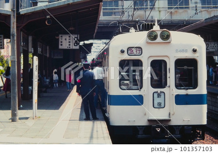 地上時代の成城学園前駅に停車中の2400形HE車の急行新宿行2482～、1980年5月3日 101357103