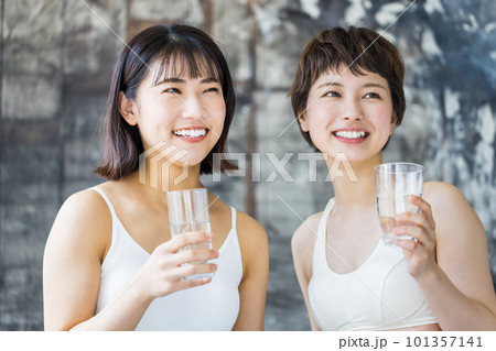 水の入ったグラスを持つ女性 水の入ったグラスを持つ女性 101357141