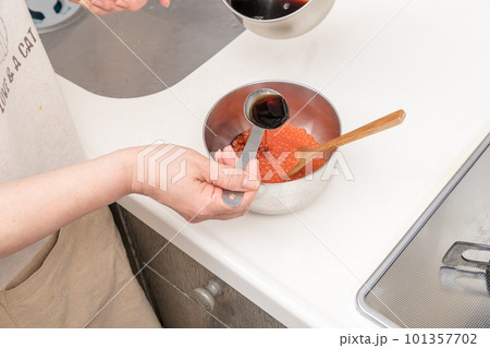 【洗い終わったイクラを漬けタレに馴染ませる】 101357702