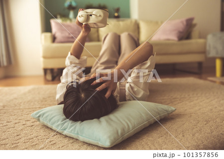 時計を見る女性　暮らし 101357856