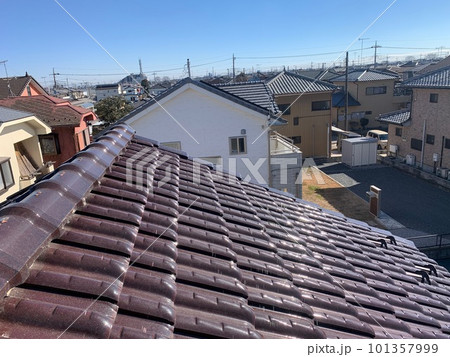 二階の屋根瓦と青空と街の風景 二階の屋根瓦と青空と街の風景 101357999