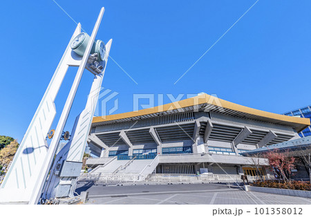 東京都千代田区　様々なイベントが行われる快晴の日本武道館 101358012