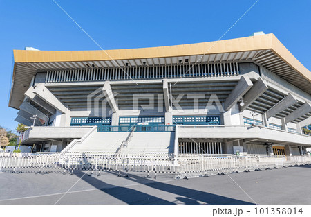 東京都千代田区　様々なイベントが行われる快晴の日本武道館 101358014