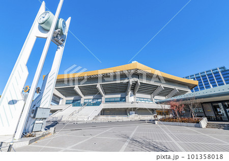 東京都千代田区　様々なイベントが行われる快晴の日本武道館 101358018