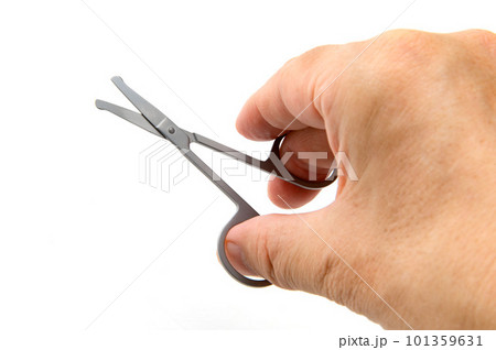 手に持った鼻毛切り鋏 手に持った鼻毛切り鋏 101359631