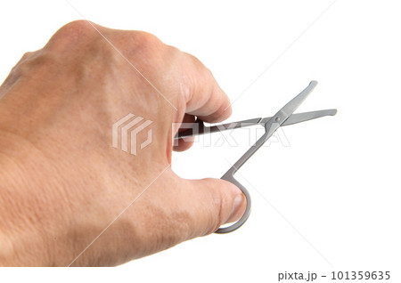 手に持った鼻毛切り鋏 101359635