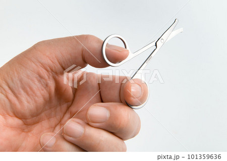 手に持った鼻毛切り鋏 手に持った鼻毛切り鋏 101359636