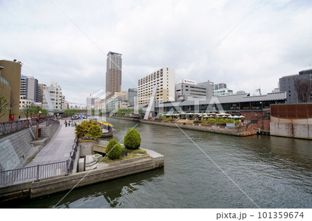 大阪市西区 深里橋から見る湊町リバープレイス 大阪市西区 深里橋から見る湊町リバープレイス 101359674