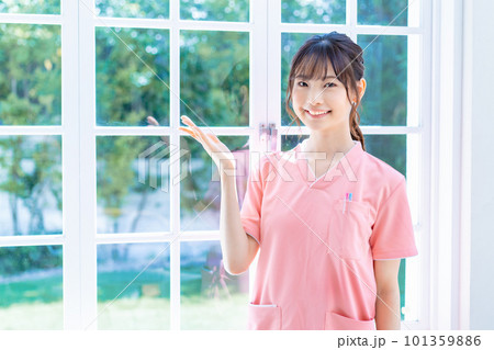 若い看護スタッフの女性 若い看護スタッフの女性 101359886