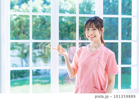 若い看護スタッフの女性 若い看護スタッフの女性 101359889