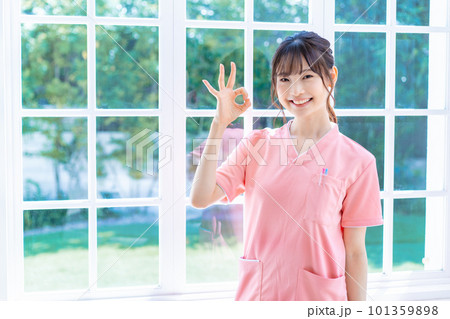 オッケーサインを出す若い看護スタッフの女性 オッケーサインを出す若い看護スタッフの女性 101359898