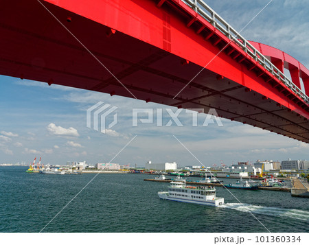 神戸港 神戸大橋から東を見る 通過する観光船 101360334