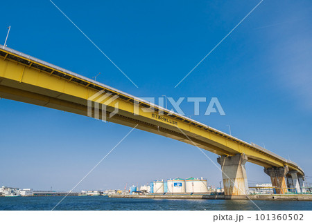 「青森県」新井田川河口にかかる八戸大橋・八戸市 101360502