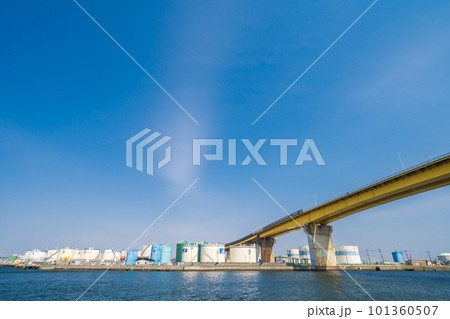 「青森県」新井田川河口にかかる八戸大橋・八戸市 101360507