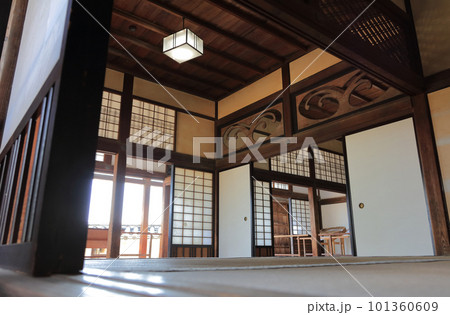 高知城本丸御殿、上段の間からニノ間の「うちわけ波の欄間」を見る 101360609