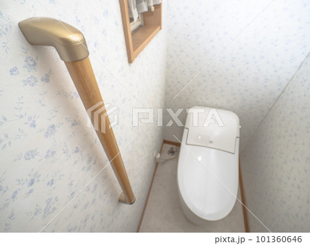 DIY(日曜大工)で取り付けたトイレの手すり DIY(日曜大工)で取り付けたトイレの手すり 101360646