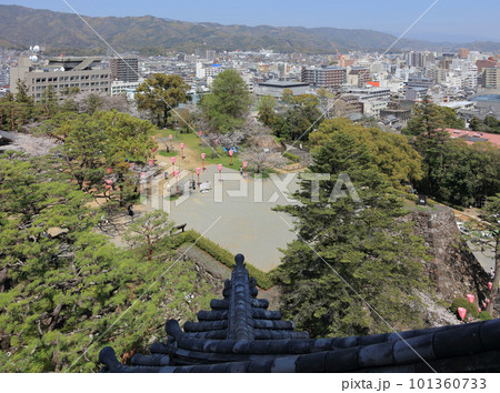 高知城天守閣から見る二ノ丸と高知市街(春) 高知城天守閣から見る二ノ丸と高知市街(春) 101360733