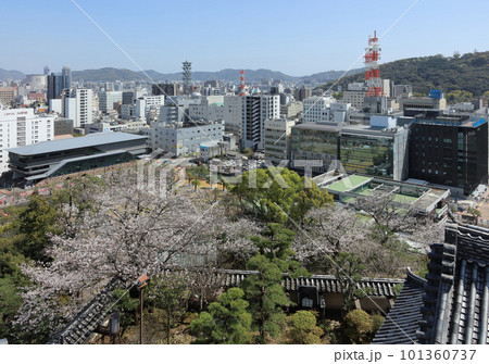 高知城天守閣から見た本丸御殿と高知市街 101360737