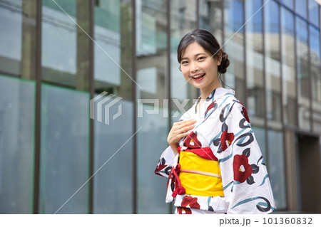 浴衣姿で街を歩く若い女性 浴衣姿で街を歩く若い女性 101360832