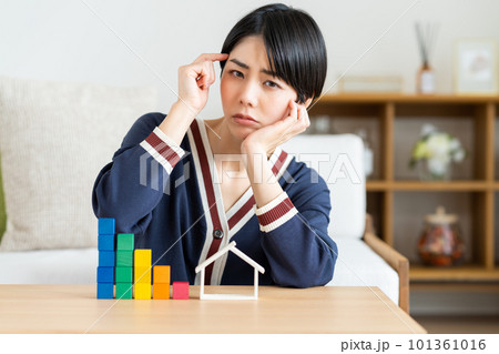 住宅ローンの悩む若い女性 101361016