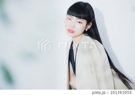 髪をなびかせる女性 髪をなびかせる女性 101361058