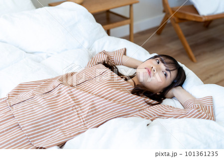 ふて寝する不機嫌な若い女性 101361235