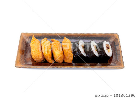 皿に盛った手作りの助六寿司【白背景・切り抜き】 101361296