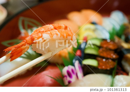 桶に入った出前の握り寿司 エビ 桶に入った出前の握り寿司 エビ 101361313