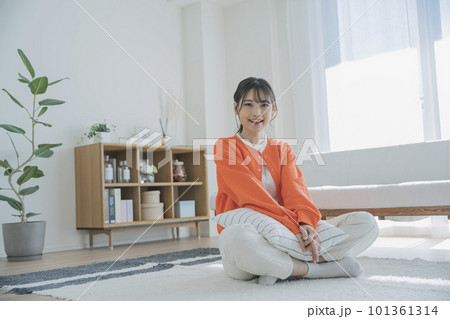 リビングでくつろぐ若い女性 101361314