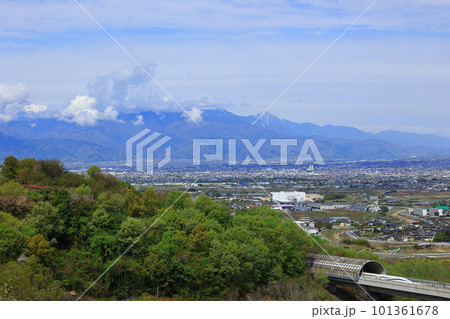 新緑の甲府盆地を行くリニアと南アルプス 101361678