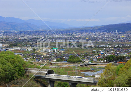 新緑の甲府盆地を行くリニアと南アルプス 新緑の甲府盆地を行くリニアと南アルプス 101361680