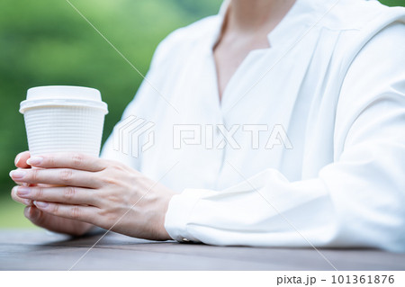公園でコーヒーを飲む女性【パーツカット】 101361876
