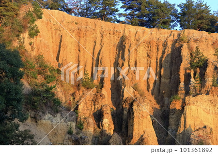 【徳島県】夕暮れ時の、阿波の土柱（世界三大土柱、国の天然記念物） 101361892