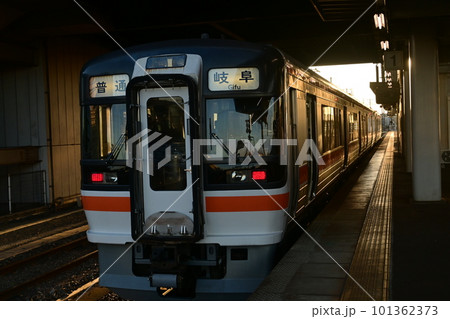 在来線美濃太田駅に停車中の電車と夕景 101362373