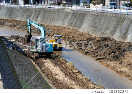河川の堆積土砂を取り除く浚渫工事 河川の堆積土砂を取り除く浚渫工事 101362875